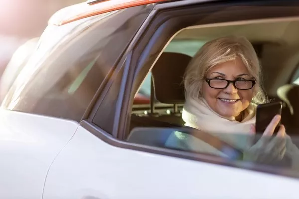 Appeler un taxi pour se charger du transport d'une personne de 80 ans en toute sécurité, Fontainebleau, TAXI DRIVER