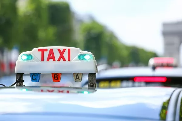 À qui s'adresser pour commander un chauffeur pour aller à Paris depuis Sens ?, Fontainebleau, TAXI DRIVER
